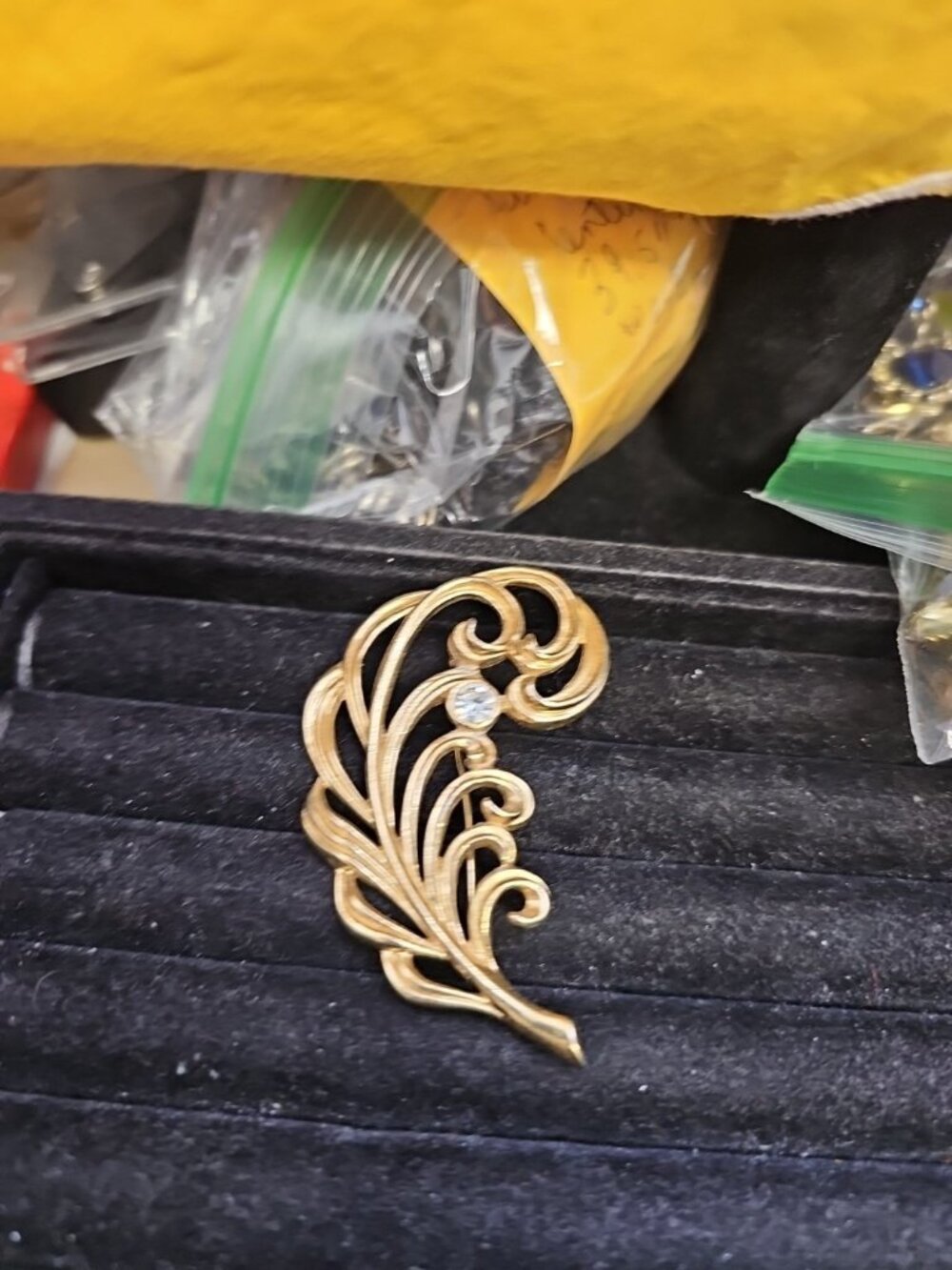 Brooch/pin Feather Plume Goldtone 1980's Colorless Rhinestone Avon